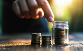 Der „kostenlose“ erstmalige Zugang zum E-Abo einer Zeitung war in den Jahren 2009 bis 2012 wirklich kostenlos 3 Stapel Münzen, einer im Glas, Zeigefinger auf dem Glas